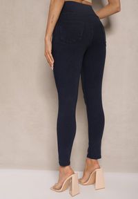 Renee - Granatowe Spodnie z Bawełną Typu Skinny High Waist Ozdobione Cyrkoniami Sovzeki. Okazja: na co dzień. Stan: podwyższony. Kolor: niebieski. Materiał: bawełna. Wzór: aplikacja. Styl: casual