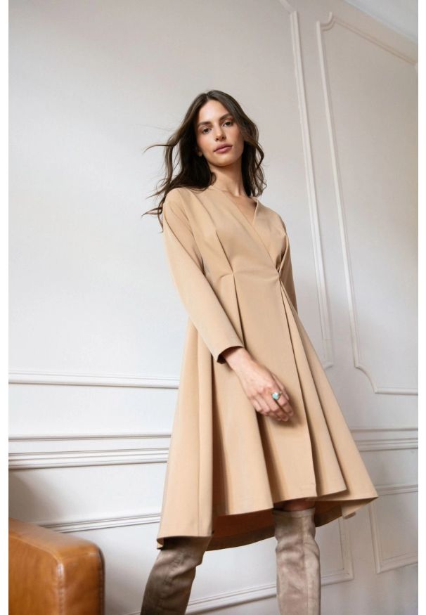 Sukienki.shop - Elegancka sukienka oversize rozkloszowana z dekoltem czarna. Okazja: na komunię, na ślub cywilny, na wesele, na imprezę. Kolor: czarny. Typ sukienki: oversize. Styl: elegancki