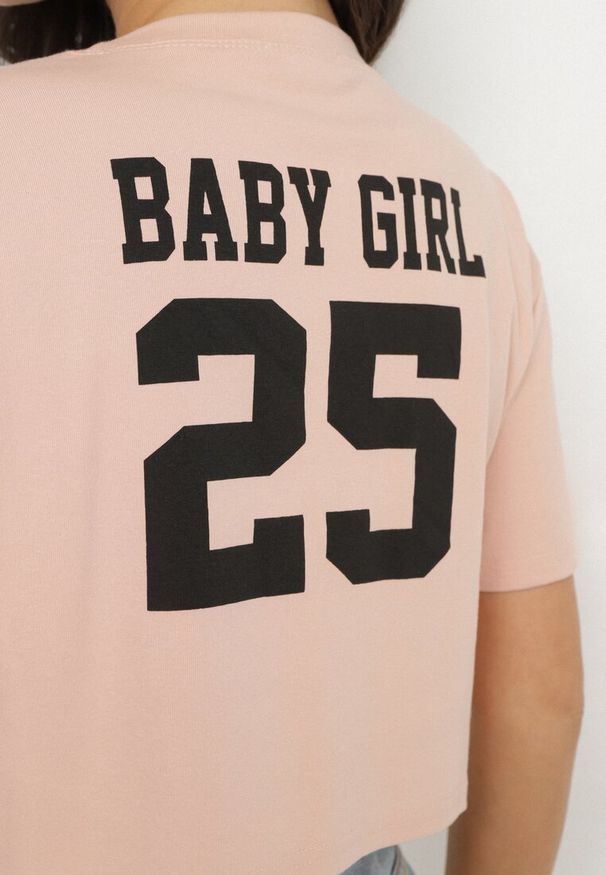 Born2be - Ciemnoróżowy Bawełniany T-shirt Oversize o Krótkim Kroju Zariona. Okazja: na co dzień. Kolor: różowy. Materiał: bawełna. Długość: krótkie. Wzór: aplikacja. Styl: elegancki, klasyczny, casual