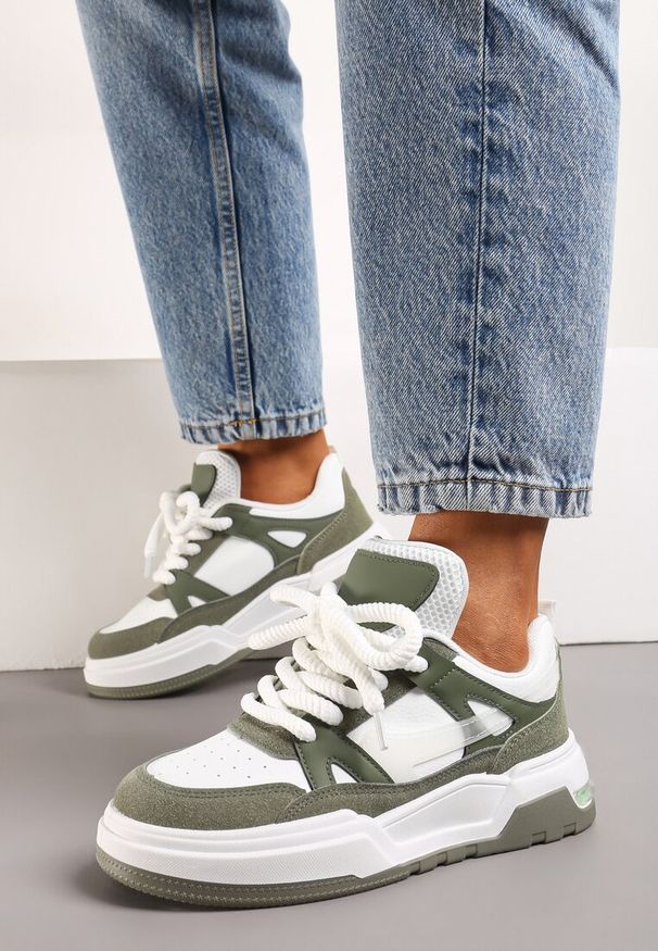 Renee - Zielono-Białe Płaskie Casualowe Sneakersy ze Sznurowaniem i Transparentnym Elementem z Tyłu Gamarie. Okazja: na co dzień. Nosek buta: okrągły. Zapięcie: sznurówki. Kolor: zielony, biały. Materiał: materiał. Obcas: na obcasie. Wysokość obcasa: niski