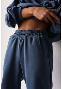Marsala - Spodnie dresowe typu jogger w kolorze BREEZY BLUE - DISPLAY. Stan: podwyższony. Materiał: dresówka. Styl: elegancki #1