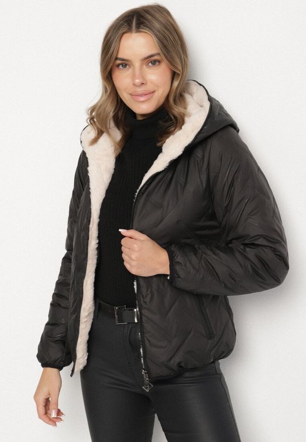 Born2be - Czarno-Beżowa Pikowana Kurtka z Kapturem o Dwustronnym Kroju Tahalia. Okazja: na spacer. Typ kołnierza: kaptur. Kolor: czarny. Materiał: dzianina, poliester, wełna, jeans, futro