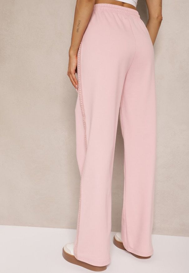 Renee - Różowe Bawełniane Spodnie o Szerokim Kroju High Waist z Lampasami Pillorra. Okazja: na co dzień. Stan: podwyższony. Kolor: różowy. Materiał: bawełna. Styl: sportowy, casual