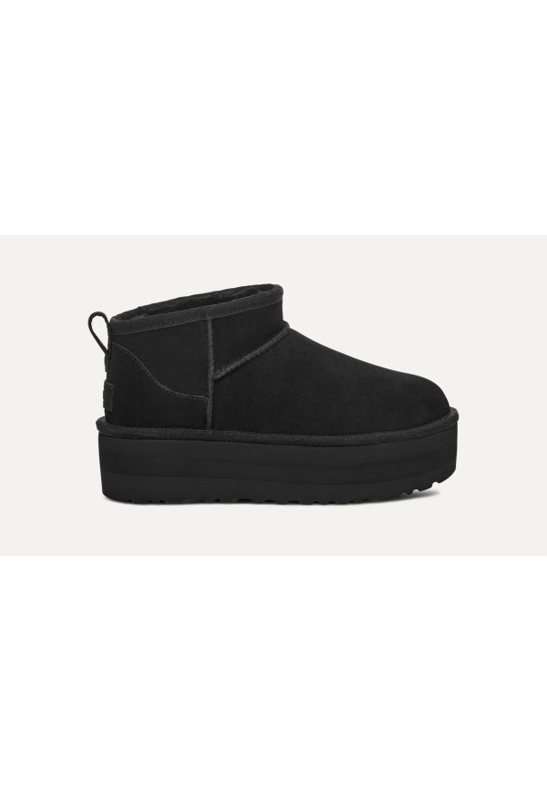 Ugg - Buty zimowe damskie czarne UGG W CLASSIC ULTRA MINI PLATFORM. Okazja: na co dzień. Kolor: czarny. Materiał: lyocell, poliester, skóra, materiał, zamsz, wełna. Szerokość cholewki: normalna. Wzór: aplikacja. Sezon: zima. Obcas: na platformie. Styl: klasyczny, casual