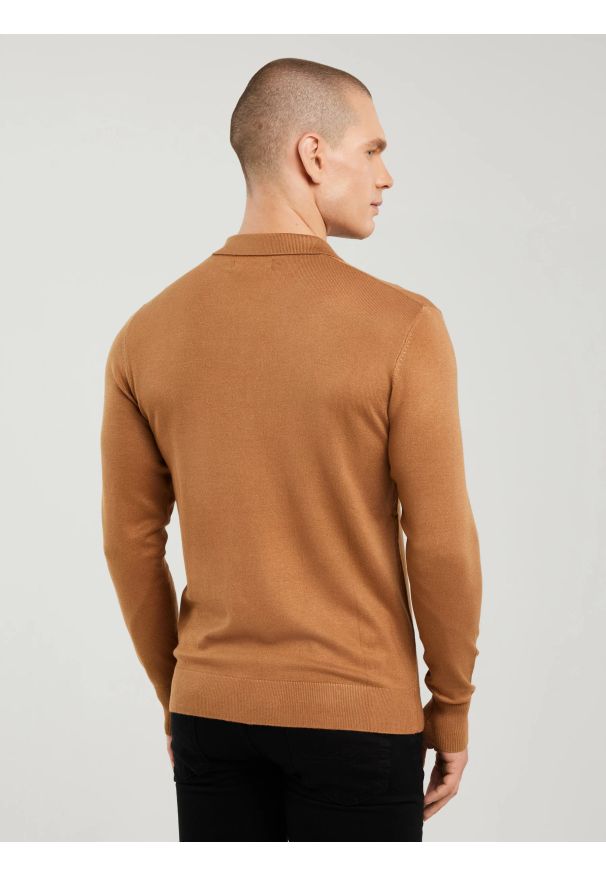 Big-Star - Sweter męski z kołnierzykiem polo brązowy Bradson 802. Okazja: na co dzień. Typ kołnierza: polo. Kolor: brązowy. Materiał: wiskoza. Długość rękawa: długi rękaw. Długość: długie. Styl: sportowy, elegancki, casual