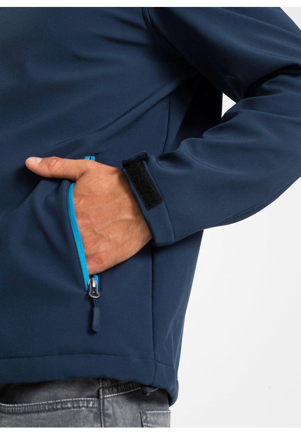 bonprix - Kurtka softshell w wygodnym fasonie. Kolor: niebieski. Materiał: softshell. Długość: długie