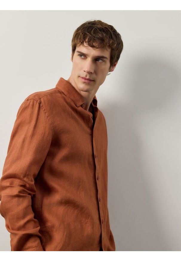 Reserved - Lniana koszula regular fit - miedziany. Kolor: brązowy. Materiał: len