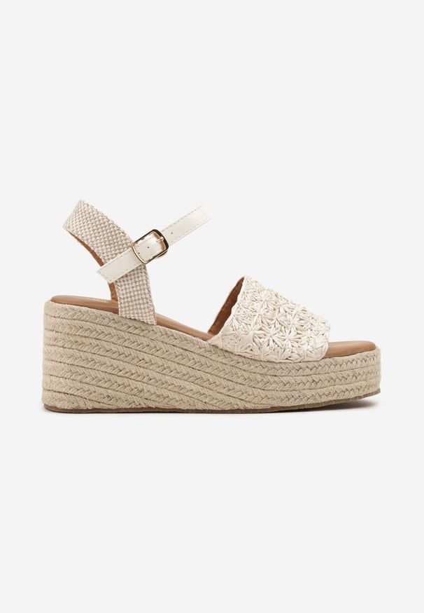Renee - Beżowo-Białe Sandały na Koturnie Vices w Stylu Boho Danione. Okazja: na spotkanie biznesowe, do pracy. Zapięcie: sprzączka. Kolor: beżowy. Materiał: jeans. Sezon: lato. Obcas: na koturnie. Styl: boho