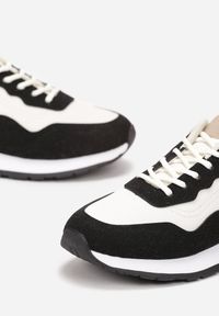 Renee - Biało-Czarne Sneakersy Zdobione Wstawkami z Imitacji Skóry Fayela. Kolor: biały. Materiał: skóra. Wzór: aplikacja #5