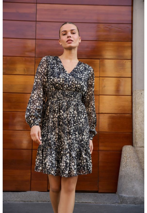 MOODO - Wzorzysta sukienka z dekoltem czarna. Kolor: czarny. Materiał: poliester