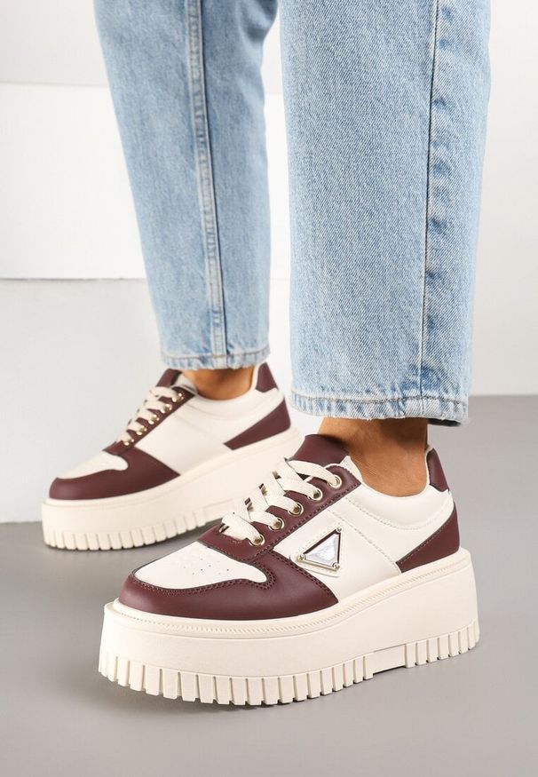 Renee - Beżowo-Bordowe Sneakersy na Platformie z Tłoczeniem Halinea. Okazja: na co dzień. Kolor: beżowy. Materiał: jeans. Obcas: na platformie