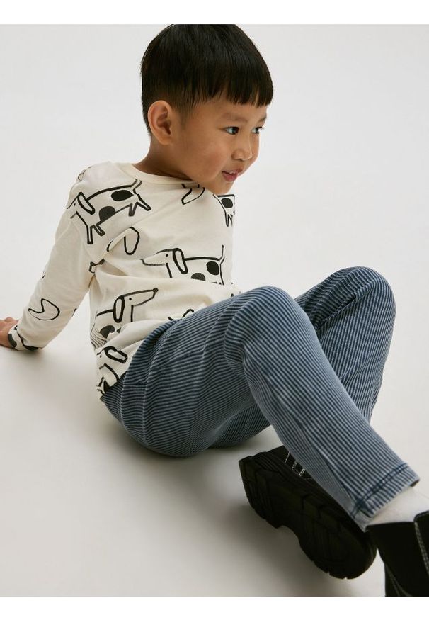 Reserved - Legginsy z prążkowanej dzianiny - granatowy. Kolor: niebieski. Materiał: prążkowany, dzianina