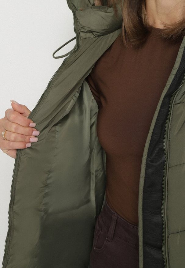 Born2be - Ciemnozielona Kurtka Pikowana z Kapturem i Suwakami po Bokach Lindrie. Okazja: na spacer, na co dzień. Typ kołnierza: kaptur. Kolor: zielony. Materiał: dzianina, poliester, jeans. Długość: długie. Styl: casual