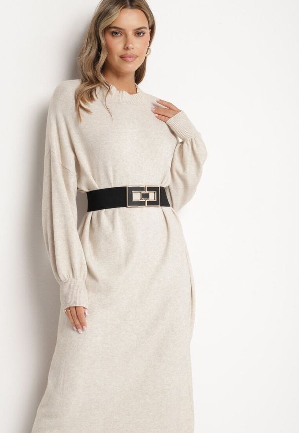 Born2be - Jasnobeżowa Sweterkowa Sukienka z Półgolfem i Wiskozą o Pudełkowym Kroju Salithra. Kolor: beżowy. Materiał: wiskoza. Długość rękawa: długi rękaw. Typ sukienki: proste. Styl: wizytowy, elegancki