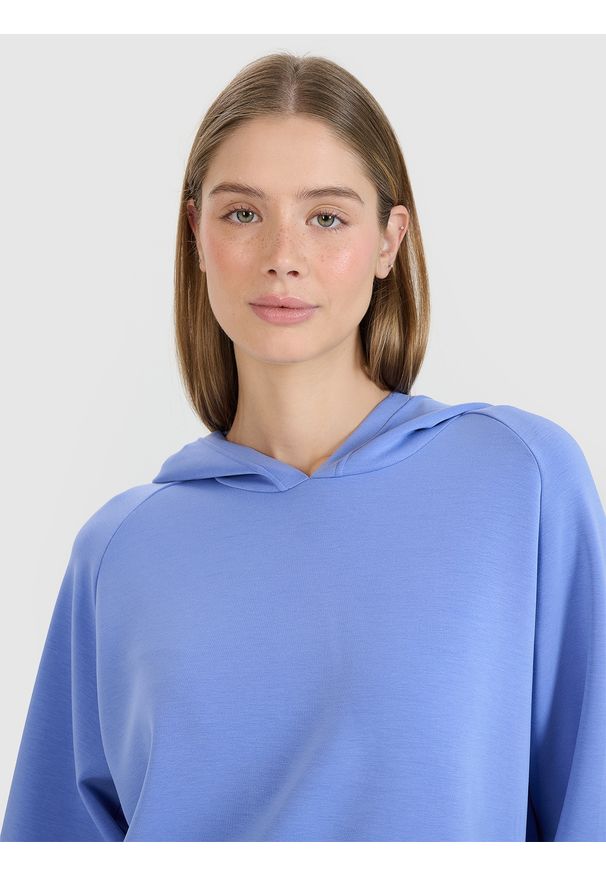 4f - 4F Bluza dresowa nierozpinana z modalem damska - niebieska S. Okazja: na co dzień. Typ kołnierza: bez kaptura. Kolor: niebieski. Materiał: dresówka. Długość rękawa: raglanowy rękaw. Wzór: gładki, ze splotem. Styl: klasyczny, sportowy, casual. Sport: fitness