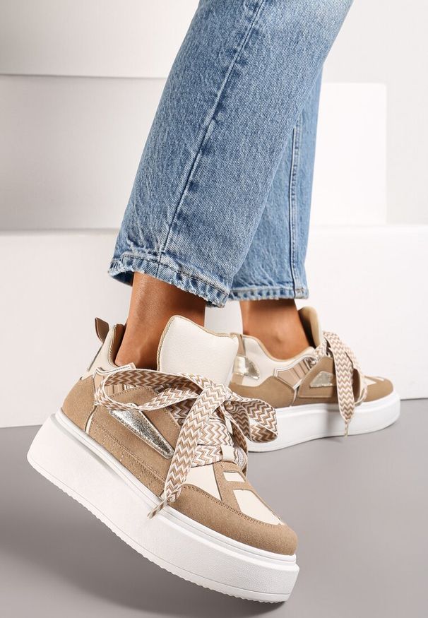 Renee - Beżowe Sneakersy Na Niskiej Platformie z Szerokimi Sznurówkami we Wzorek Vidira. Okazja: na co dzień. Zapięcie: sznurówki. Kolor: beżowy. Materiał: jeans. Obcas: na platformie