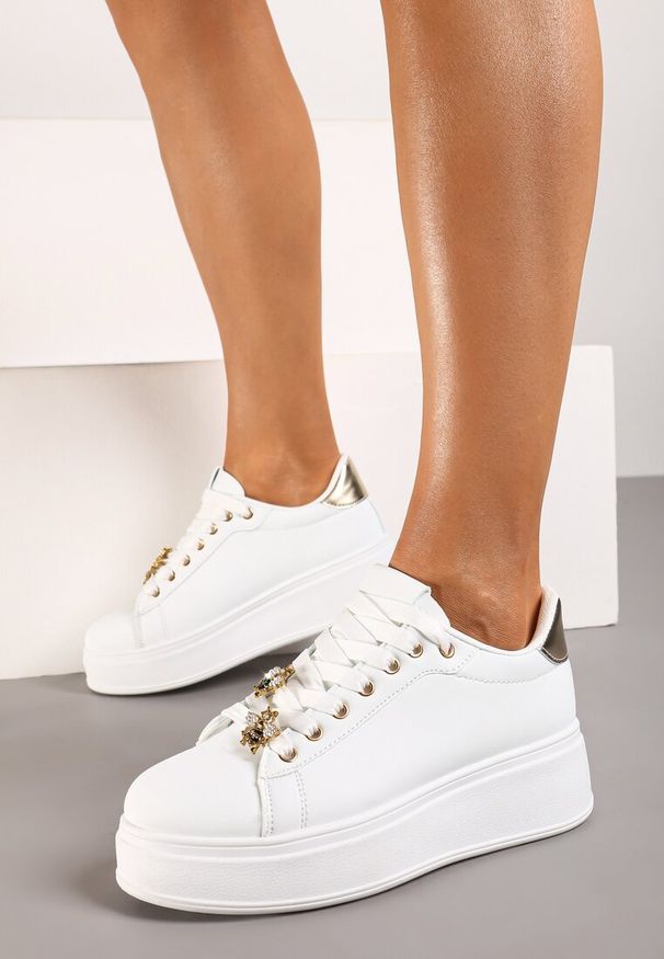Renee - Białe Sneakersy na Platformie z Zawieszkami Ozdobionymi Cyrkoniami i Perłami Ellaina. Okazja: na co dzień, na imprezę. Nosek buta: okrągły. Kolor: biały. Materiał: jeans. Wzór: aplikacja. Obcas: na platformie. Sport: turystyka piesza