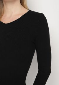 Born2be - Czarny Dopasowany Sweter z Prążkowanej Dzianiny z Bawełną z Dekoltem w Serek Tesma. Okazja: na co dzień. Typ kołnierza: dekolt w serek. Kolor: czarny. Materiał: prążkowany, bawełna, dzianina. Długość rękawa: długi rękaw. Długość: długie. Styl: casual, elegancki #6