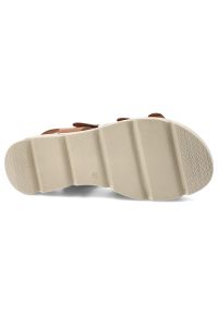 Sandały damskie Hee, cholewka ze skóry naturalnej paski z regulacją na klamry grubsza podeszwa casualowy styl, brązowe, 26100. Okazja: na co dzień. Zapięcie: klamry. Kolor: brązowy. Materiał: skóra. Wzór: paski. Styl: casual #2