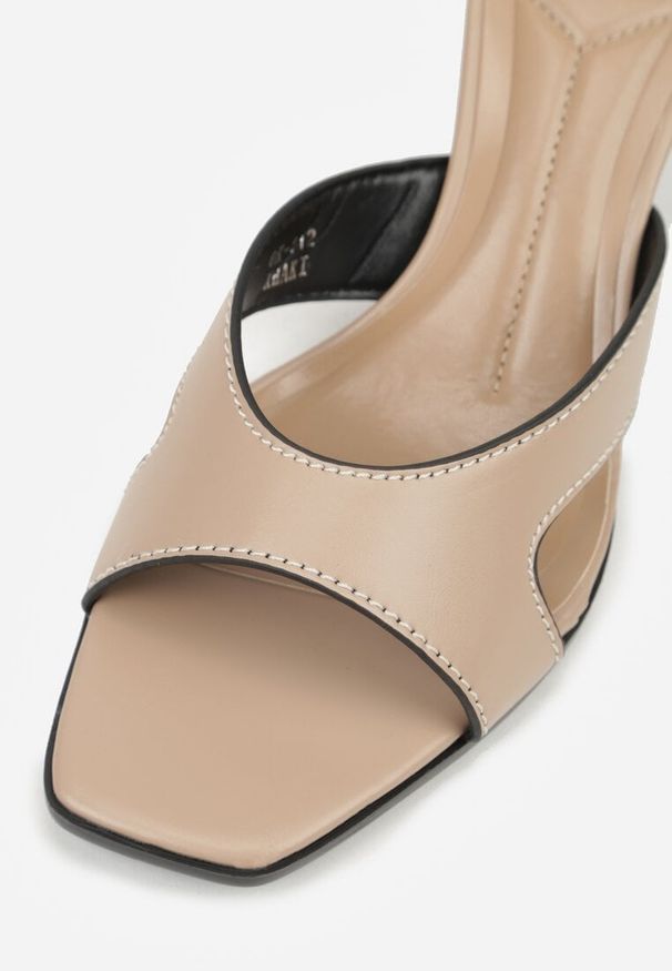 Born2be - Ciemnobeżowe Klapki na Szpilce Ozdobione Wycięciami Qhesova. Okazja: na co dzień. Kolor: beżowy. Materiał: jeans. Wzór: aplikacja. Obcas: na szpilce. Styl: casual