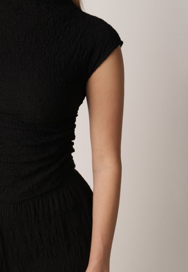 Born2be - Czarny Gładki Komplet Szerokie Spodnie i Marszczona Bluzka ze Stójką Merithie. Kolor: czarny. Materiał: materiał. Wzór: gładki