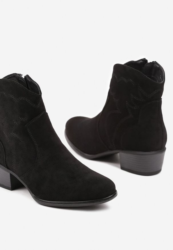 Born2be - Czarne Botki na Obcasie w Stylu Kowbojek Ozdobione Przeszyciami Mazifra. Okazja: na co dzień. Kolor: czarny. Materiał: jeans, skóra. Wzór: aplikacja. Obcas: na obcasie. Styl: casual, elegancki. Wysokość obcasa: średni