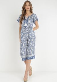 Born2be - Niebieski Kombinezon Hesonia. Kolor: niebieski. Długość rękawa: krótki rękaw. Długość: krótkie. Wzór: ażurowy, aplikacja, kwiaty. Styl: wakacyjny, boho #1