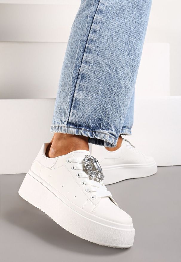 Born2be - Białe Sneakersy na Platformie z Perforacją i Ozdobnym Kamieniem Dilhela. Okazja: na co dzień. Kolor: biały. Materiał: jeans. Obcas: na platformie
