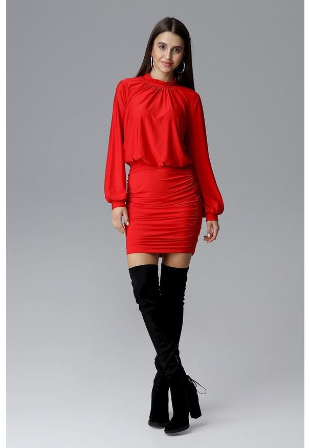 e-margeritka - Dopasowana sukienka z szerokim rękawem czerwona - l. Typ kołnierza: kołnierzyk stójkowy. Kolor: czerwony. Materiał: poliester, elastan, materiał. Typ sukienki: dopasowane. Długość: mini