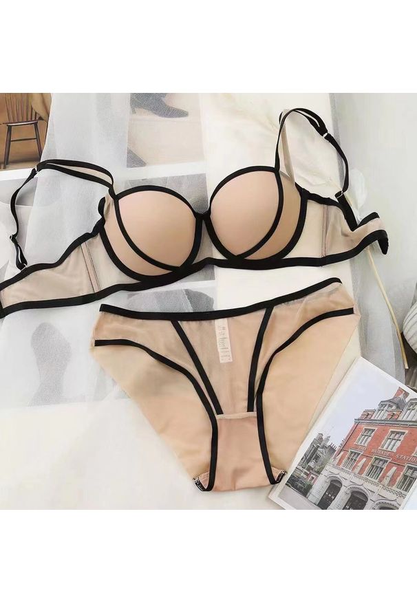 Intica - Komplet bielizny z miękkimi miseczkami i figami Merituuli. Kolor: beżowy. Materiał: materiał