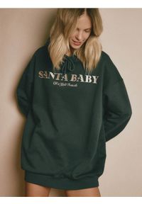 Reserved - Bluza ze świątecznym napisem - ciemnozielony. Kolor: zielony. Materiał: bawełna, dzianina. Wzór: napisy. Styl: wizytowy #1