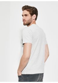 Ochnik - Szary T-shirt męski z logo marki OCHNIK. Kolor: szary. Materiał: bawełna #3