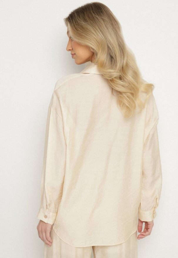 Born2be - Jasnobeżowa Klasyczna Koszula o Kroju Oversize z Kieszonką Liorea. Okazja: na co dzień, do pracy, na spotkanie biznesowe. Typ kołnierza: kołnierzyk klasyczny. Kolor: beżowy. Materiał: jeans. Długość rękawa: długi rękaw. Długość: długie. Styl: klasyczny