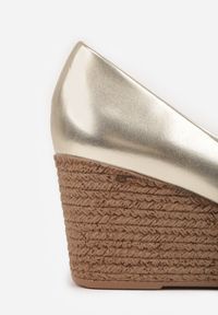 Renee - Złote Czółenka Vices ze Skórzaną Wkładką na Plecionym Koturnie Serapne. Kolor: złoty. Materiał: skóra. Obcas: na koturnie. Styl: klasyczny #2