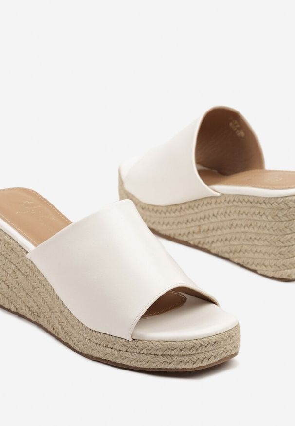 Born2be - Białe Klapki na Koturnie z Plecionką Elliselle. Okazja: na co dzień. Kolor: biały. Materiał: jeans. Obcas: na koturnie. Styl: klasyczny, casual