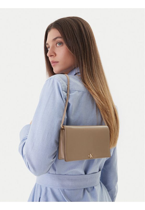 Calvin Klein Torebka Ck Wallet On Chain LV04F3319G Beżowy. Kolor: beżowy. Materiał: skórzane