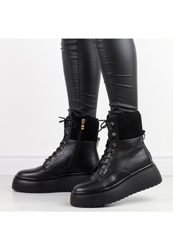 Czarne skórzane botki damskie na platformie T.Sokolski 479. Okazja: na co dzień. Nosek buta: okrągły. Zapięcie: sznurówki. Kolor: czarny. Szerokość cholewki: normalna. Materiał: skóra. Sezon: zima, jesień. Obcas: na platformie. Styl: elegancki, casual, klasyczny