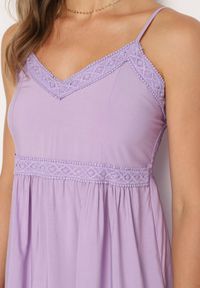 Born2be - Fioletowa Sukienka z Wiskozy na Cienkich Ramiączkach z Regulacją Ozdobiona Lampasem i Haftem Nelrissa. Okazja: na imprezę. Typ kołnierza: dekolt w kształcie V. Kolor: fioletowy. Materiał: wiskoza. Długość rękawa: na ramiączkach. Wzór: aplikacja, haft #4
