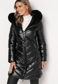 Born2be - Czarna Metaliczna Kurtka Pikowana z Kapturem Eclaris. Okazja: na co dzień. Typ kołnierza: kaptur. Kolor: czarny. Materiał: futro, jeans. Długość rękawa: długi rękaw. Długość: długie. Wzór: aplikacja. Styl: casual, elegancki #5