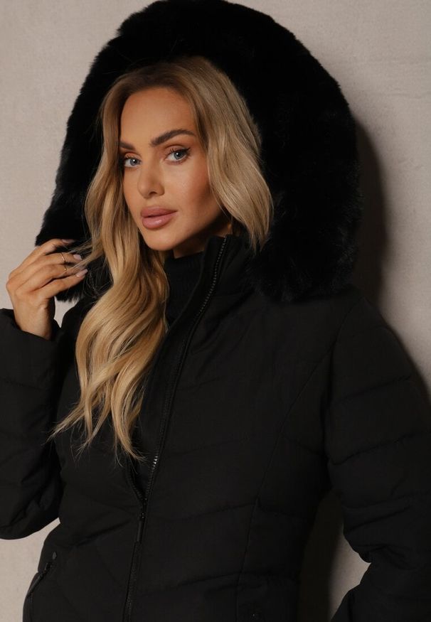 Renee - Czarna Kurtka z Pikowanymi Przeszyciami Kieszeniami i Odpinanym Kapturem z Futerkiem Rettaia. Okazja: na co dzień. Kolor: czarny. Materiał: futro. Styl: casual