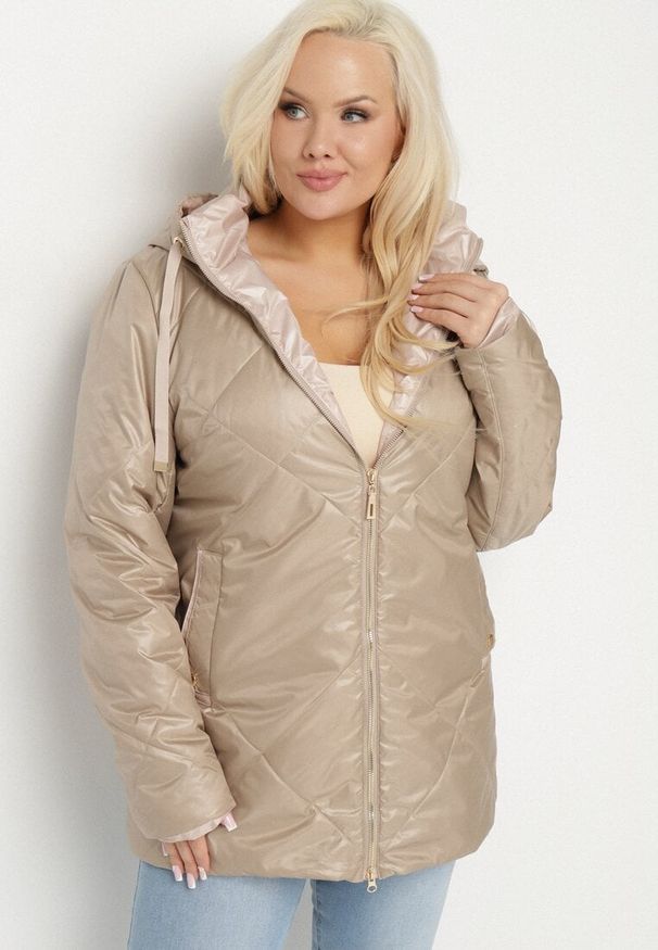 Born2be - Beżowa Kurtka z Odpinanym Kapturem i Ozdobnym Pikowaniem Xalseli. Okazja: na co dzień, na spacer. Kolekcja: plus size. Kolor: beżowy. Materiał: jeans. Styl: klasyczny, elegancki, casual