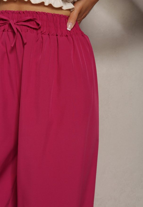 Renee - Ciemnofioletowe Spodnie High Waist z Szerokimi Nogawkami z Wiskozą Wykończone Gumką w Talii Crisantas. Okazja: na spotkanie biznesowe, na co dzień. Stan: podwyższony. Kolor: fioletowy. Materiał: wiskoza. Styl: casual, elegancki, biznesowy