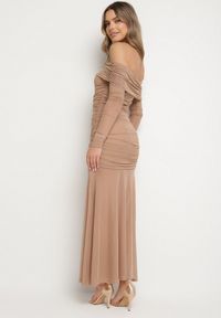 Born2be - Ciemnobeżowa Taliowana Sukienka Typu Hiszpanka z Transparentnymi Wstawkami Halacia. Typ kołnierza: dekolt hiszpanka. Kolor: beżowy. Styl: elegancki