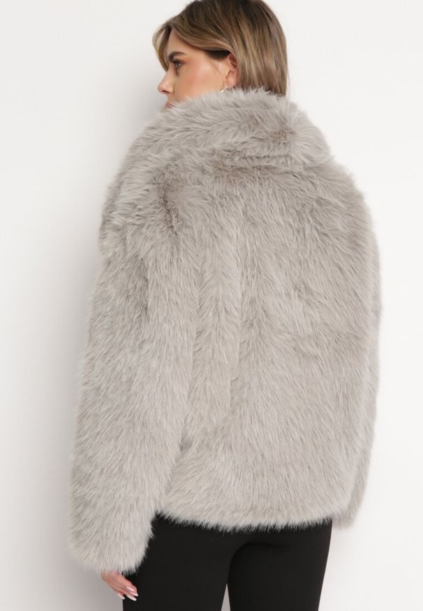 Born2be - Jasnoszara Kurtka Futro z Wsuwanymi Kieszeniami Liriena. Okazja: na spacer, na co dzień. Kolor: szary. Materiał: futro. Styl: elegancki, casual, klasyczny
