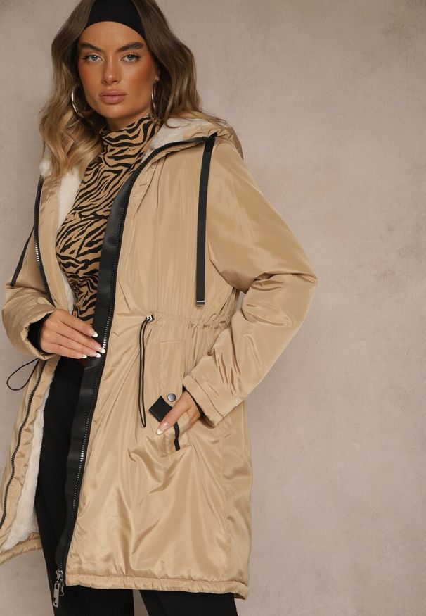 Renee - Ciemnobeżowa Kurtka Parka w Stylu Casual Ocieplana Futerkiem Olleania. Okazja: na co dzień. Kolor: beżowy. Materiał: futro. Wzór: aplikacja. Styl: casual