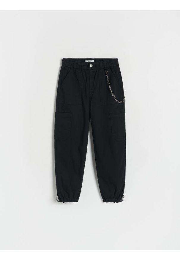 Reserved - Spodnie z łańcuszkiem - czarny. Kolor: czarny. Materiał: bawełna, tkanina