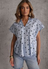 Renee - Niebieska Bluzka Bawełniana w Groszki Oversize Jeniera. Okazja: na co dzień. Typ kołnierza: dekolt w serek. Kolor: niebieski. Długość: krótkie. Wzór: grochy. Materiał: bawełna. Długość rękawa: krótki rękaw. Sezon: wiosna, lato. Styl: retro, casual #6