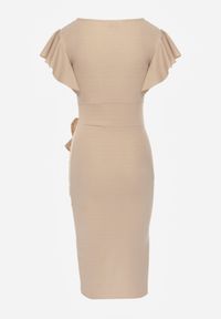 Renee - Ciemnobeżowa Kopertowa Sukienka z Trójkątnym Dekoltem i Falbankami Holana. Okazja: na randkę. Typ kołnierza: kołnierz z falbankami. Kolor: beżowy. Typ sukienki: kopertowe. Styl: elegancki #6