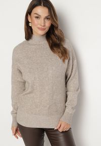 Born2be - Ciemnobeżowy Sweter Golf z Ozdobnym Tłoczeniem Zakończony Ściągaczem Melodiea. Okazja: na co dzień, na spacer. Typ kołnierza: golf. Kolor: beżowy. Materiał: jeans. Wzór: aplikacja. Sezon: zima, jesień. Styl: klasyczny, casual