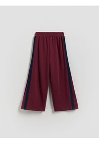 Reserved - Spodnie dresowe z lampasami - bordowy. Kolor: czerwony. Materiał: dresówka